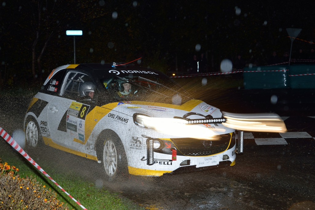 På de ravnesorte, regnvåde veje under natetapen i Danboring Rally Denmark chokerede Jacob Madsen og Line Lykke Jensen alle ved at være generelt hurtigst på hastighedsprøve to i deres Opel ADAM
(Foto: Michael Eisenberg)